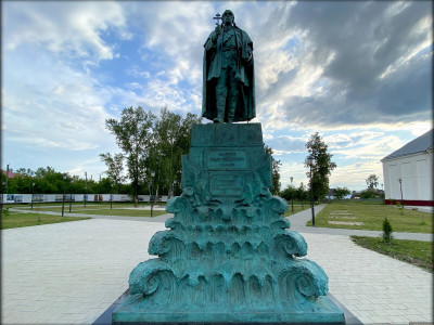 памятник адмиралу Ф.Ф.Ушакову.